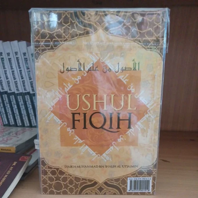 الأصول من علم الأصول بقلم : فضيلة الشيخ العلامة محمد بن صالح العثيمين. Cetakan : Muassasah Asy Syaikh Saudi. Tebal : 112 halaman. warna kertas : krem kualitas import. Tulisan : 2 warna. Cover : shoft Cover.
