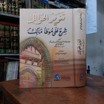 📚 Kitab Tanwirul Hawalik (تنوير الحوالك) Syarah Muwaththa' Imam Malik | Edisi DKI Beirut Tanwirul Hawalik (تنوير الحوالك شرح موطأ مالك) adalah karya monumental dari Imam Jalaluddin as-Suyuthi (849–911 H) yang merupakan syarah (penjelasan) atas kitab hadis terkenal Al-Muwaththa’ karya Imam Malik bin Anas (93–179 H). Kitab ini mengupas hadis-hadis dalam Al-Muwaththa’ dengan analisis mendalam mengenai sanad, matan, serta penjelasan hukum-hukum fiqh yang terkandung di dalamnya. Edisi ini diterbitkan oleh DKI Beirut, dengan cetakan eksklusif yang rapi, jelas, dan menggunakan kertas berkualitas tinggi. Cocok untuk para ulama, santri, akademisi, dan pecinta ilmu hadis. ✅ Keunggulan Kitab Tanwirul Hawalik Edisi DKI Beirut: ✨ Syarah Lengkap Muwaththa’ Malik: Penjelasan detail tentang makna hadis, analisis sanad, dan konteks hukumnya. ✨ Karya Ulama Besar: Ditulis oleh Imam as-Suyuthi, seorang ulama hadis dan tafsir terkemuka dalam sejarah Islam. ✨ Cetakan Eksklusif DKI Beirut: Tulisan arab yang jelas dengan tata letak yang rapi dan nyaman dibaca. ✨ Rujukan Ilmiah: Digunakan di berbagai pesantren, perguruan tinggi Islam, dan studi hadis di seluruh dunia. ✨ Kualitas Premium: Hardcover kokoh dengan kertas tebal berkualitas, tahan lama untuk koleksi pribadi atau perpustakaan. 📚 Isi Kandungan Kitab Tanwirul Hawalik: 1️⃣ Kitāb al-Ṭahārah (كتاب الطهارة) Pembahasan tentang bersuci, wudhu, mandi besar, tayamum, dan najis. 2️⃣ Kitāb al-Ṣalāh (كتاب الصلاة) Tata cara pelaksanaan shalat, hukum shalat sunnah, dan adab dalam shalat. 3️⃣ Kitāb al-Zakāh (كتاب الزكاة) Hukum zakat, infak, sedekah, dan pengelolaan harta dalam Islam. 4️⃣ Kitāb al-Ṣawm (كتاب الصوم) Hukum puasa wajib dan sunnah, serta pembahasan terkait Ramadan. 5️⃣ Kitāb al-Ḥajj (كتاب الحج) Tata cara ibadah haji dan umrah sesuai dengan sunnah Nabi. 6️⃣ Kitāb al-Nikāḥ (كتاب النكاح) Hukum pernikahan, hak dan kewajiban suami-istri, serta masalah keluarga. 7️⃣ Kitāb al-Buyūʿ (كتاب البيوع) Muamalah, hukum jual beli, riba, dan etika bisnis dalam Islam. 8️⃣ Kitāb al-Qadā’ (كتاب القضاء) Hukum peradilan, tata cara memberikan keputusan, dan etika hakim. 9️⃣ Kitāb al-ʿIlm (كتاب العلم) Keutamaan menuntut ilmu, pentingnya sanad, dan adab dalam belajar. Dan masih banyak bab lainnya yang membahas aspek kehidupan umat Muslim secara menyeluruh. 🎯 Cocok untuk: ✅ Santri & Mahasiswa Ilmu Hadis: Sebagai referensi utama dalam studi hadis dan fiqh. ✅ Ulama & Akademisi: Rujukan ilmiah untuk penelitian, kajian, dan pengajaran di bidang hadis. ✅ Masyarakat Umum: Panduan praktis untuk memahami ajaran Nabi Muhammad SAW dengan lebih mendalam. 📦 Spesifikasi: Judul: Tanwirul Hawalik Syarah Muwaththa’ Imam Malik (تنوير الحوالك شرح موطأ مالك) Penulis: Imam Jalaluddin as-Suyuthi Bahasa: Arab (Original DKI Beirut) Penerbit: DKI Beirut Cover: Hardcover (Kuat & Elegan) Kertas: Premium, anti-silau, tahan lama Jumlah: 1 Jilid Ukuran: Standar (mudah dibawa dan dibaca) 🎉 Lengkapi Koleksi Kitab Hadis Anda dengan Tanwirul Hawalik – Edisi DKI Beirut! Kitab ini merupakan warisan intelektual yang sangat berharga untuk memahami hadis dan fiqh dalam tradisi Islam klasik. #TanwirulHawalik #SyarahMuwaththa #ImamSuyuthi #DKIBeirut #IlmuHadis #StudiHadis #FiqhIslami