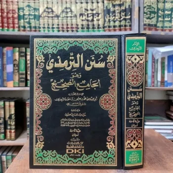 📚 Kitab Sunan Tirmidzi (سنن الترمذي) | 1 Jilid | Edisi DKI Beirut Sunan Tirmidzi (سنن الترمذي) merupakan salah satu dari Kutub al-Sittah (Enam Kitab Hadis Utama) yang disusun oleh Imam Abu Isa Muhammad bin Isa at-Tirmidzi (209–279 H). Kitab ini sangat istimewa karena tidak hanya memuat ribuan hadis, tetapi juga disertai dengan penjelasan derajat hadis, kondisi perawi, dan pendapat para ulama mengenai hukum yang diambil dari hadis tersebut. Edisi ini diterbitkan oleh DKI Beirut dalam format 1 jilid hardcover yang elegan dan tahan lama, cocok untuk koleksi pribadi, studi akademis, maupun referensi di pesantren. ✅ Keunggulan Kitab Sunan Tirmidzi Edisi DKI Beirut: ✨ Lebih dari 3.950 Hadis: Memuat hadis-hadis sahih, hasan, dhaif, lengkap dengan keterangan derajatnya. ✨ Komentar Ilmiah: Dilengkapi penjelasan mengenai sanad, matan, dan perbedaan pendapat ulama. ✨ Cetakan Eksklusif DKI Beirut: Tulisan jelas, rapi, dengan kertas premium berkualitas tinggi. ✨ 1 Jilid Praktis: Mudah dibawa, efisien untuk belajar di mana saja. ✨ Rujukan Global: Digunakan di pesantren, perguruan tinggi Islam, dan studi hadis di seluruh dunia. 📚 Struktur Isi Kitab Sunan Tirmidzi: 1️⃣ Kitāb al-Ṭahārah (كتاب الطهارة) Hukum bersuci, wudhu, mandi wajib, tayamum, dan najis. 2️⃣ Kitāb al-Ṣalāh (كتاب الصلاة) Tata cara shalat, syarat sah shalat, shalat sunnah, dan keutamaannya. 3️⃣ Kitāb al-Zakāh (كتاب الزكاة) Hukum zakat, infak, sedekah, dan pengelolaan harta dalam Islam. 4️⃣ Kitāb al-Ṣiyām (كتاب الصيام) Puasa wajib dan sunnah, hukum fidyah, serta amalan di bulan Ramadan. 5️⃣ Kitāb al-Ḥajj (كتاب الحج) Tata cara ibadah haji dan umrah, serta pembahasan terkait manasik. 6️⃣ Kitāb al-Nikāḥ (كتاب النكاح) Hukum pernikahan, mahar, hak dan kewajiban suami-istri. 7️⃣ Kitāb al-Buyūʿ (كتاب البيوع) Jual beli, muamalah, dan etika bisnis dalam Islam. 8️⃣ Kitāb al-ʿIlm (كتاب العلم) Keutamaan menuntut ilmu, adab belajar, dan pentingnya sanad. 9️⃣ Kitāb al-Fitan (كتاب الفتن) Tanda-tanda kiamat, fitnah akhir zaman, dan pelajaran untuk umat Islam. Dan masih banyak bab lainnya yang membahas berbagai aspek kehidupan umat Muslim secara komprehensif. 🎯 Cocok untuk: ✅ Santri & Mahasiswa Ilmu Hadis: Referensi utama untuk studi hadis dan fiqh. ✅ Ulama & Akademisi: Rujukan ilmiah untuk penelitian, ceramah, dan pengajaran. ✅ Masyarakat Umum: Panduan praktis untuk memahami ajaran Nabi Muhammad SAW secara otentik. 📦 Spesifikasi: Judul: Sunan Tirmidzi (سنن الترمذي) Penulis: Imam Abu Isa at-Tirmidzi Bahasa: Arab (Original DKI Beirut) Penerbit: DKI Beirut Cover: Hardcover (Kuat & Elegan) Kertas: Premium, anti-silau, tahan lama Jumlah: 1 Jilid Ukuran: Standar (mudah dibawa dan dibaca) 🎉 Lengkapi Koleksi Kitab Hadis Anda dengan Sunan Tirmidzi – 1 Jilid Edisi DKI Beirut! Kitab ini adalah warisan ilmiah berharga yang membuka pemahaman lebih dalam tentang Sunnah Nabi Muhammad SAW. #SunanTirmidzi #KitabHadis #DKIBeirut #IlmuIslam #KajianHadis #KutubusSittah #StudiHadis