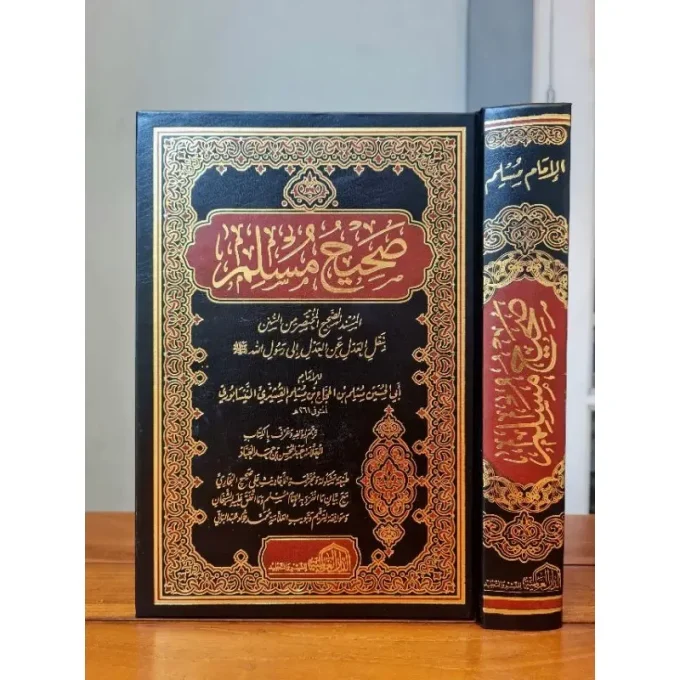 *KITAB SHAHIH MUSLIM* Penulis : IMAM MUSLIM Penerbit : Dar Alamiyyah Mesir Tebal : 936 halaman Kertas : Krem Font : Merah Hitam Berat : 1.240 gram HARD COVER UKURAN 24x17 cm 100% Original Produk