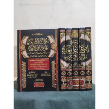 Judul : Syarah Ibnu Qosim Al Ghozi Penerbit : Dar Anwar Azhar Jumlah Jilid : 5 Jilid Kertas : Kream Hard Cover Ukuran : 17 x 24 cm Berat : -+ 5 kg keistimewaan kitab cetakan ini adalah adanya Hasyiyah Qolyubi dan Barmawi serta serta Taqrirat Al Inbabi. Cetakan baru dicetak pertama kali ,