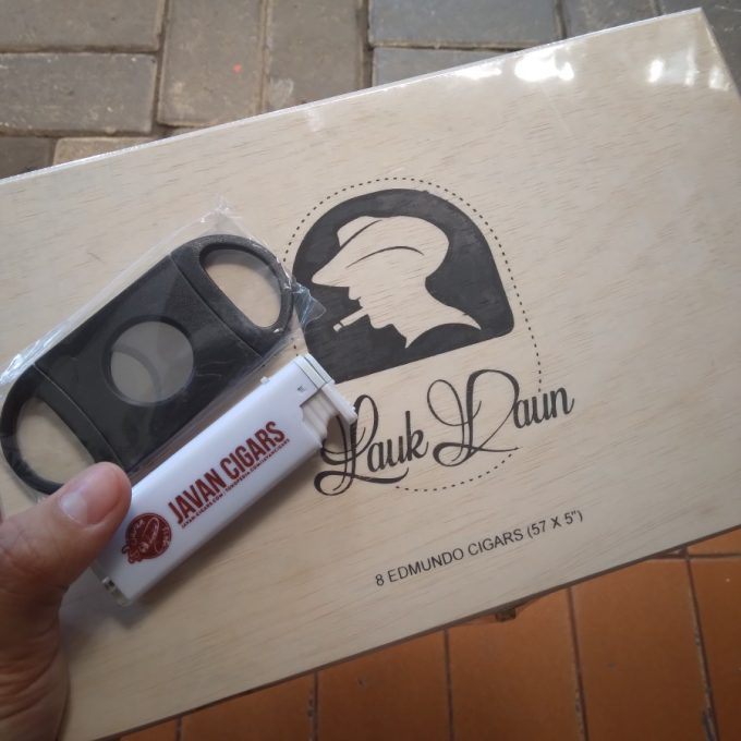 Cerutu Lauk Daun (Wood Box Isi 8 Batang) Free Cutter Lighter